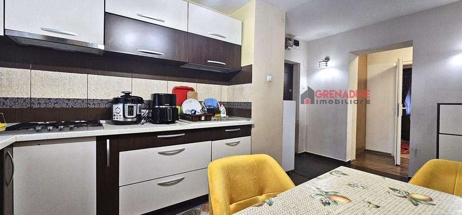 Apartament cu 3 camere decomandat, mobilat în Centrul Civic