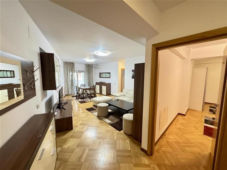 Apartament cu 3 camere semidecomandat în Herăstrău