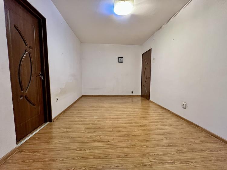 Apartament cu 2 camere nedecomandat în P-ța Doina