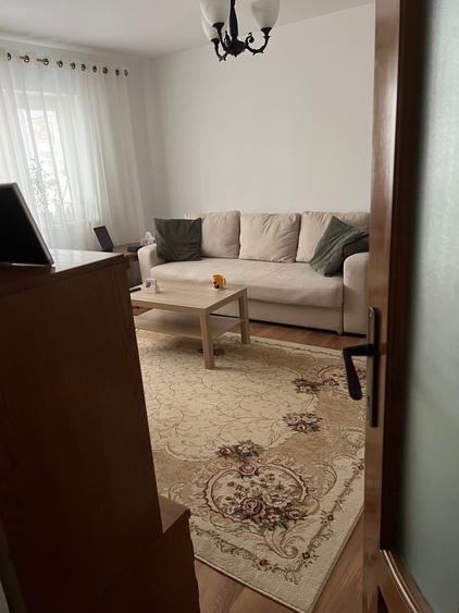 Apartament cu 3 camere semidecomandat în Micro 3