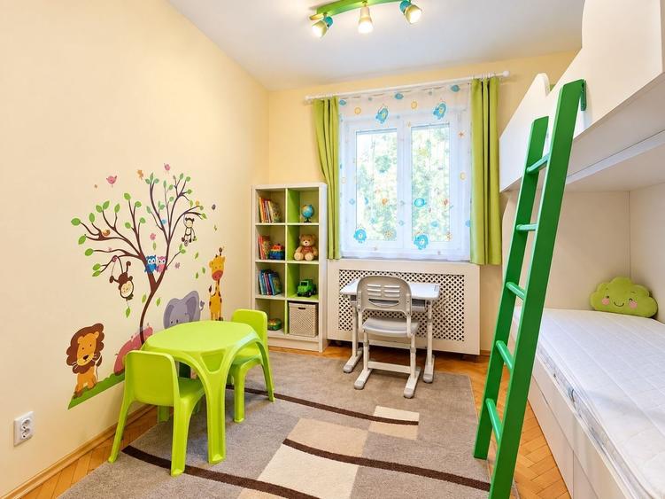 Apartament cu 3 camere semidecomandat, mobilat în Gheorgheni