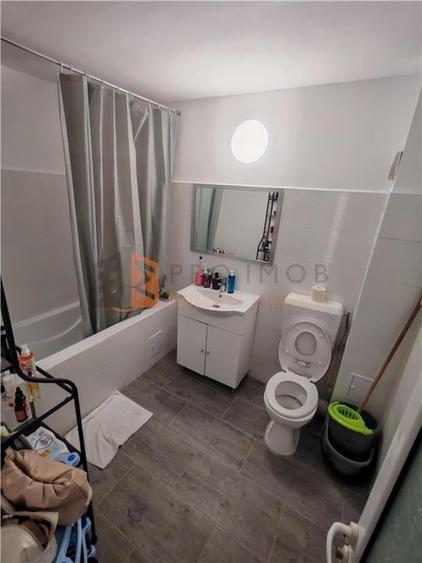 Apartament cu 4 camere semidecomandat în 1 Decembrie