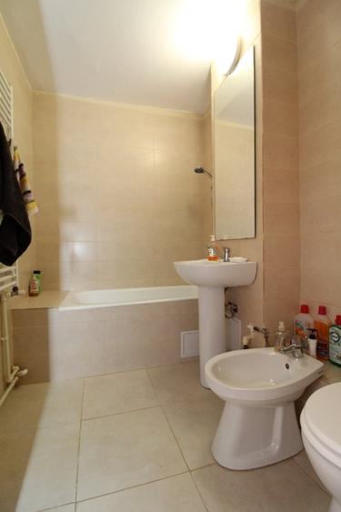 Apartament cu 2 camere decomandat în Trocadero