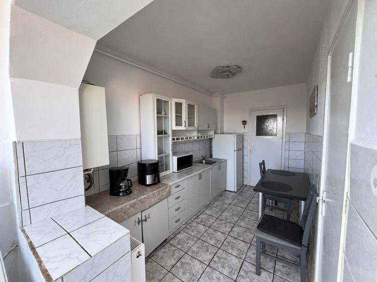 Apartament cu 3 camere decomandat în Calea București