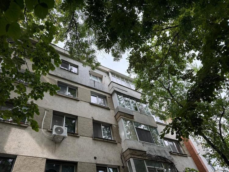Apartament cu 3 camere semidecomandat în Tătărași