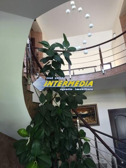 Casă individuală cu 5 camere cu Canalizare în Cetate