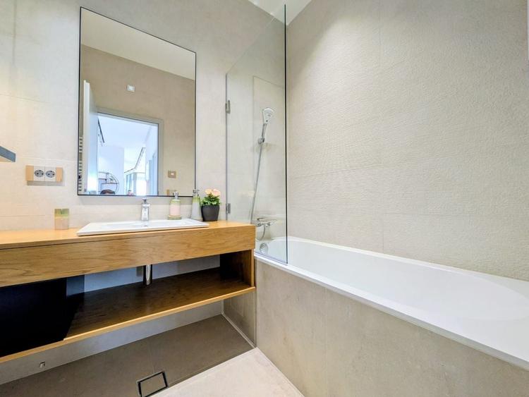 Penthouse cu 4 camere, mobilat în Central
