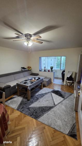 Apartament cu 3 camere în Micro 16