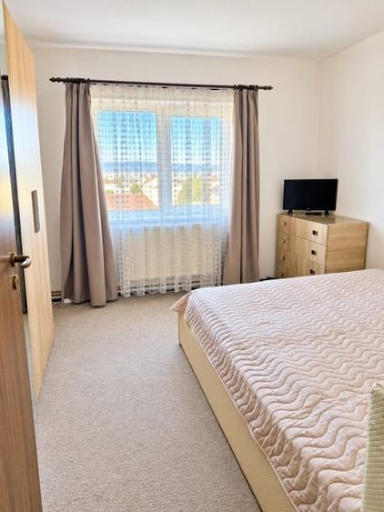 Apartament cu 3 camere decomandat, mobilat în Central