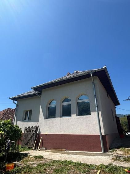 Casă cu 4 camere în Rucăr