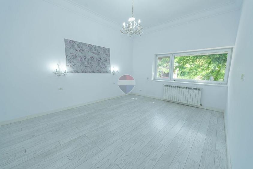 Apartament cu 5 camere decomandat, mobilat în P-ța Unirii