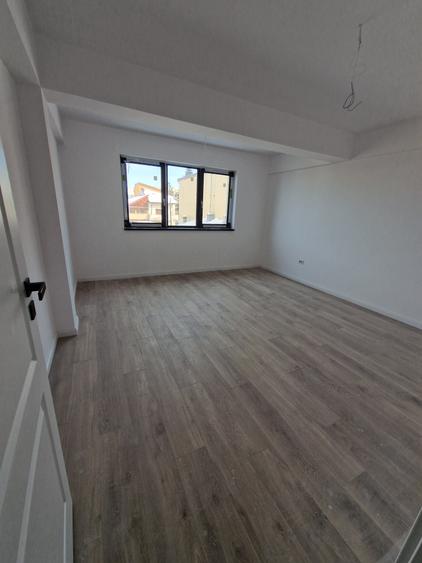 Apartament cu 3 camere semidecomandat în Brâncoveanu