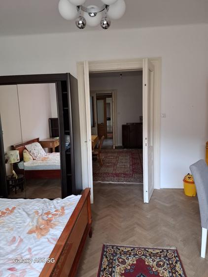 Apartament cu 3 camere semidecomandat în Schei