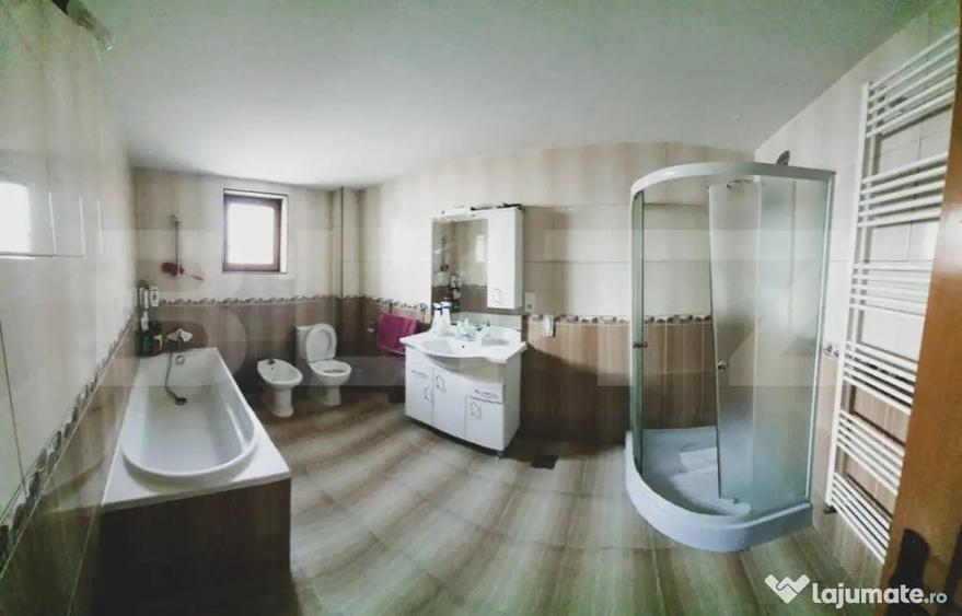 Casă cu 5 camere cu Teren 5000 Mp în Central