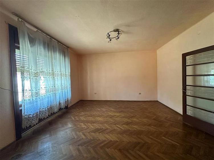 Casă individuală cu 6 camere cu Canalizare în Est