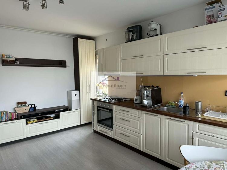 Apartament cu 3 camere decomandat în Europa