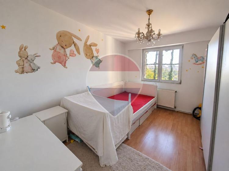 Apartament cu 3 camere semidecomandat în Periferie
