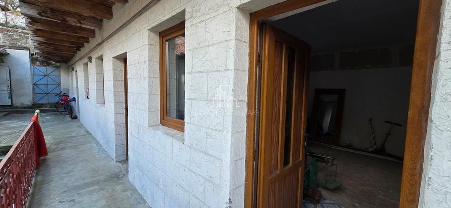 Casă individuală cu 13 camere cu Canalizare în Central