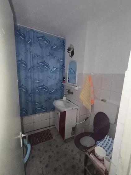 Apartament cu 3 camere decomandat în Motru