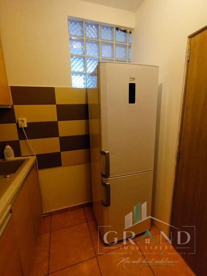 Apartament cu 3 camere semidecomandat, mobilat în Semicentral