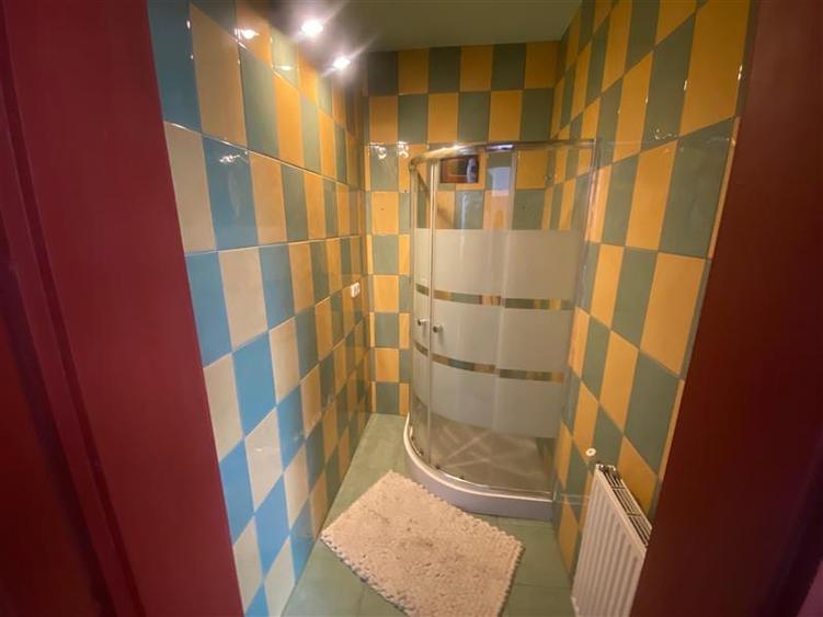 Casă cu 7 camere cu Teren 306 Mp în 7 Noiembrie