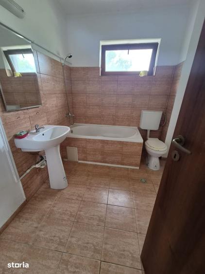 Casă cu 10 camere cu Teren 100 Mp în Corbu