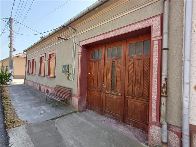 Casă individuală cu 5 camere cu Canalizare în Sud