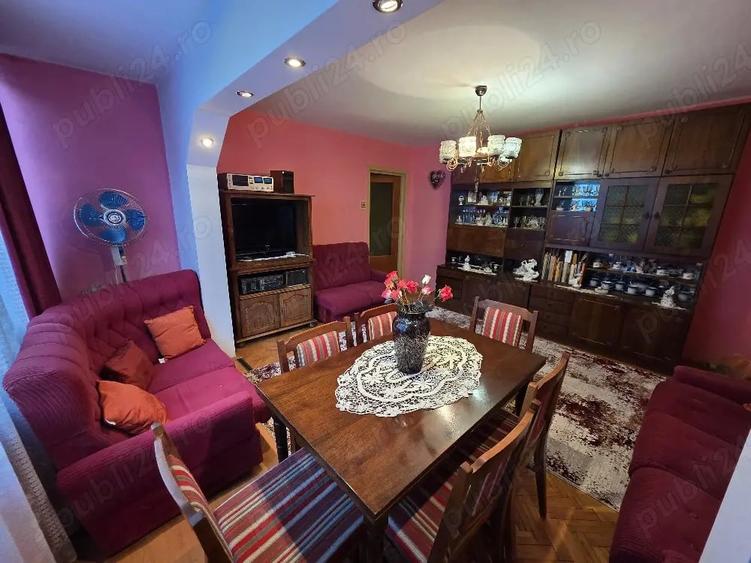 Apartament cu 3 camere semidecomandat în Micro II