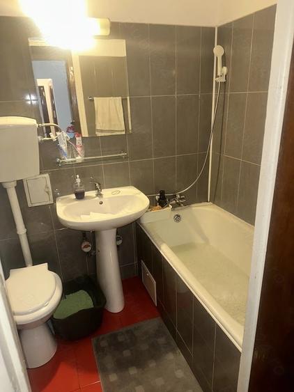 Apartament cu 3 camere semidecomandat în Drumul Taberei
