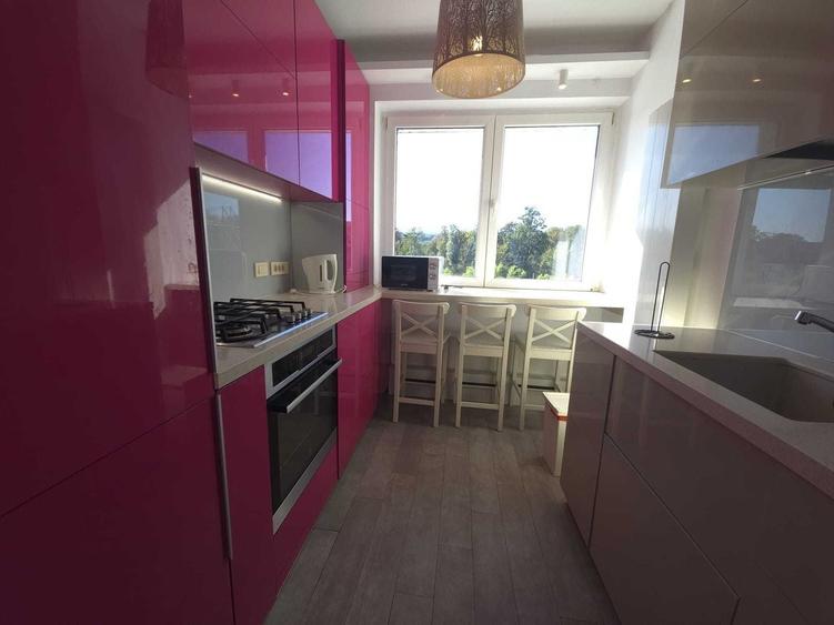 Apartament cu 3 camere semidecomandat, mobilat în Central