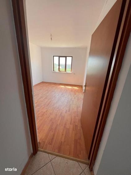 Casă cu 4 camere în Aurești