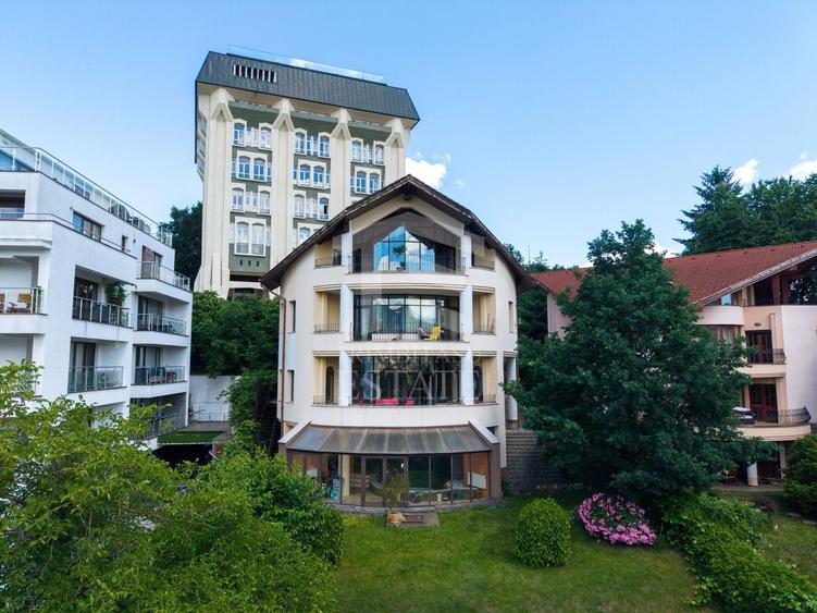 Casă individuală cu 8 camere cu Canalizare în Central