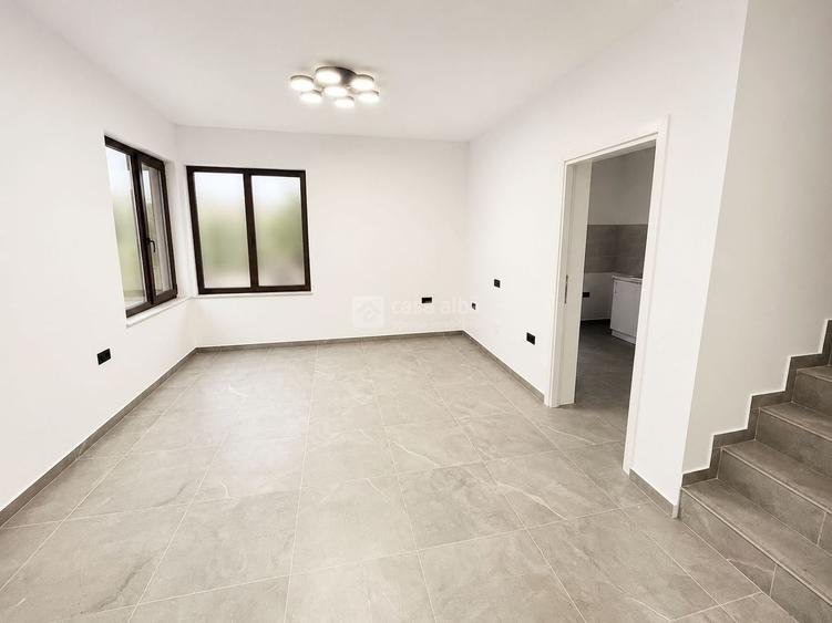Casă individuală cu 4 camere cu Canalizare în Bucium