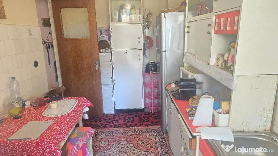 Apartament cu 3 camere decomandat în Piața Centrală