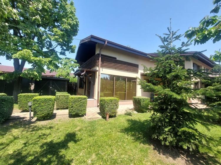 Casă cu 6 camere cu Teren 1200 Mp în Ostratu