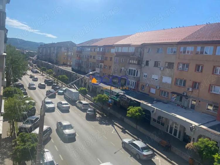Apartament cu 4 camere decomandat în Central