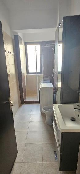 Apartament cu 3 camere semidecomandat, mobilat în 9 Mai