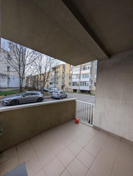 Apartament cu 3 camere semidecomandat în Calea Dumbrăvii