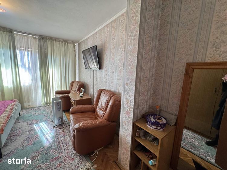 Casă cu 8 camere cu Teren 4057 Mp în Găneasa