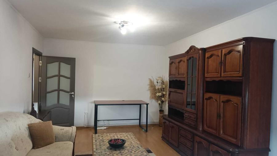 Apartament cu 3 camere decomandat în Exterior Vest