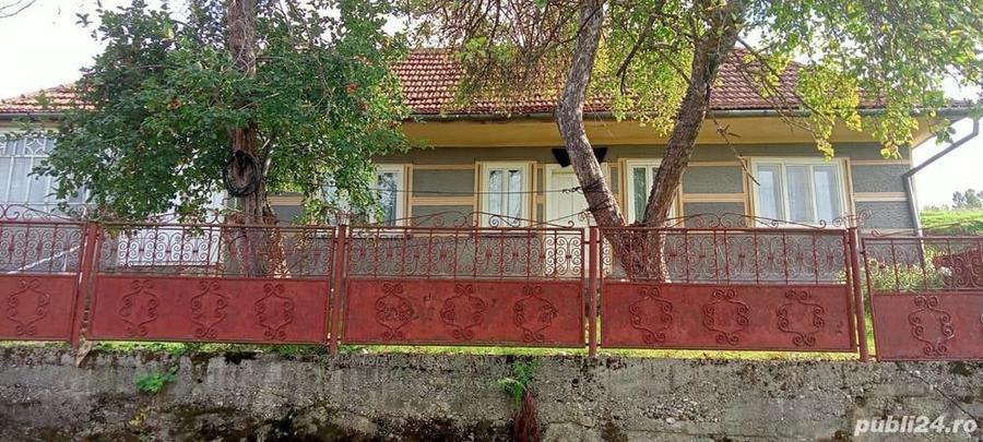 Casă cu 4 camere cu Teren 20600 Mp în Barcani
