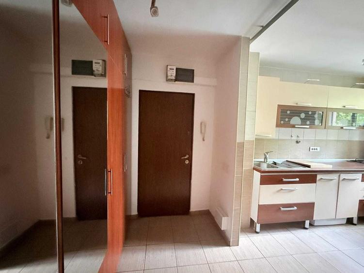 Apartament cu 3 camere decomandat, mobilat în Apusului