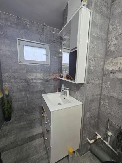 Apartament cu 3 camere semidecomandat în Câmpinița