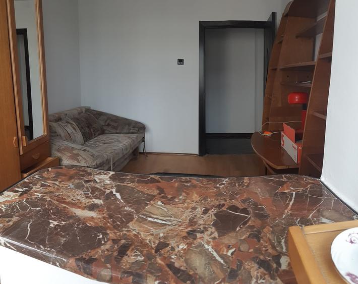 Apartament cu 3 camere decomandat în Cornișa