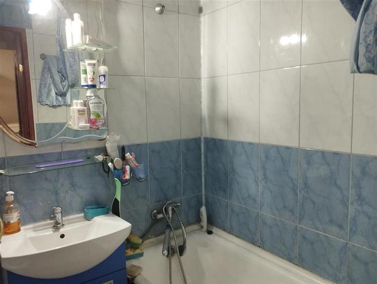 Apartament cu 3 camere semidecomandat în 9 Mai