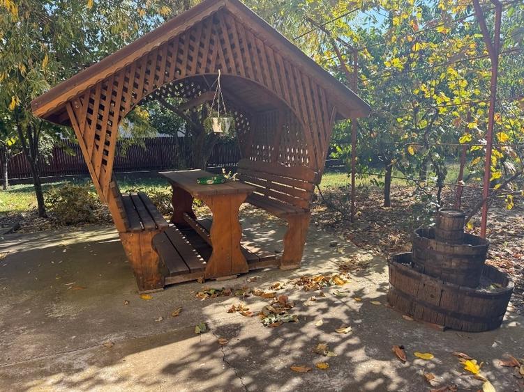 Casă individuală cu 5 camere cu Canalizare în Central