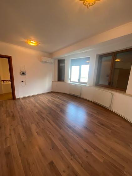 Casă individuală cu 7 camere cu Canalizare în Ultracentral