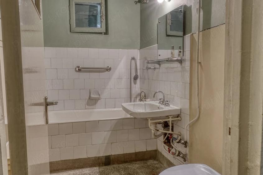Apartament cu 3 camere semidecomandat în Gorjului