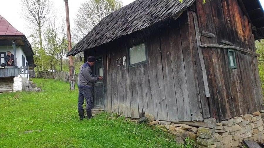 Casă individuală cu 2 camere cu Teren 4000 Mp în Arefu