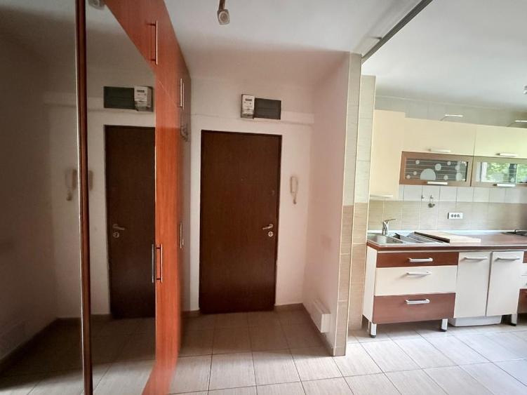 Apartament cu 3 camere semidecomandat, mobilat în Drumul Taberei